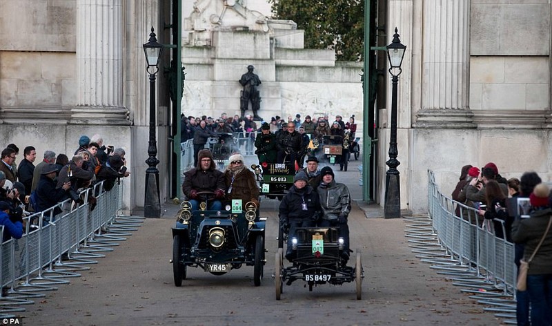 Hang tram &quot;xe cu&quot; lan banh tren duong pho London